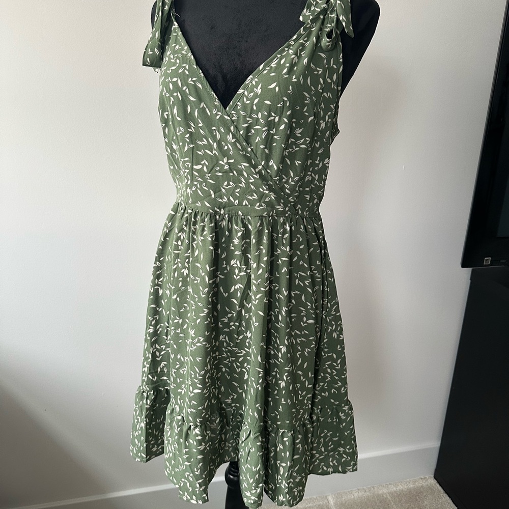 Green and White Sleeveless V-Neck Mini Sundress